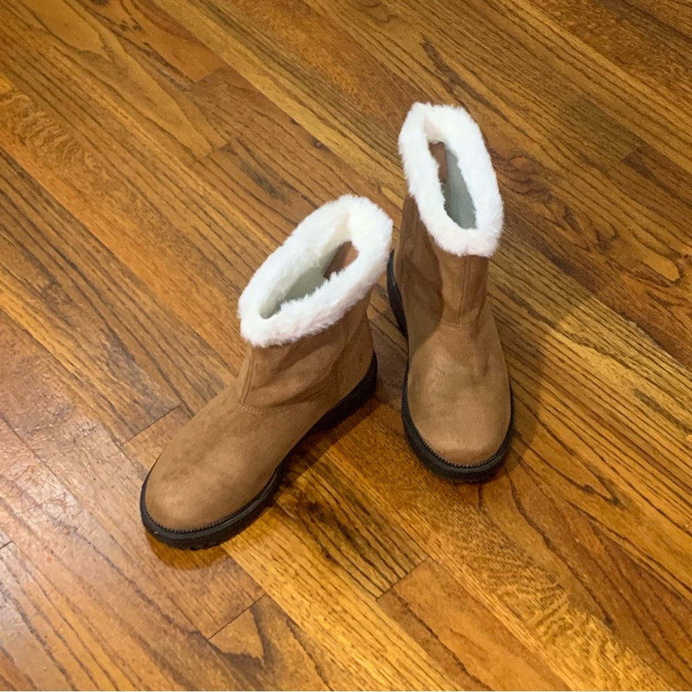 Old Navy Cozy Faux-Suede Faux-Fur Trim Boots Booties Tan Brown Color NWOT
Girls - Picture 13 of 13